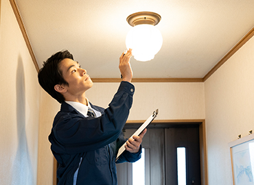 見積もりについて話すスタッフ