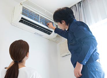 見積もりについて話すスタッフ